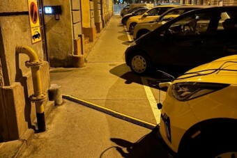 Feltalálta magát egy pesti autós, saját töltőhelyet alakított ki