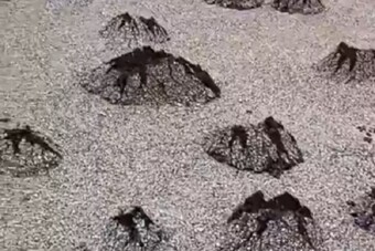 Pattanásként nőnek ki a kristályok a kínai utakból