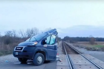 Ilyen belülről, ahogy kettészakítja az autódat a vonat