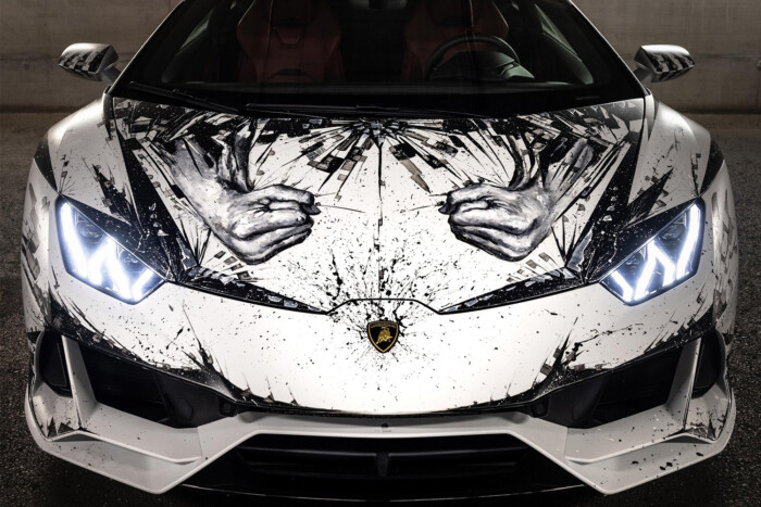 Művészi Lamborghini, amely két ököllel pusztít