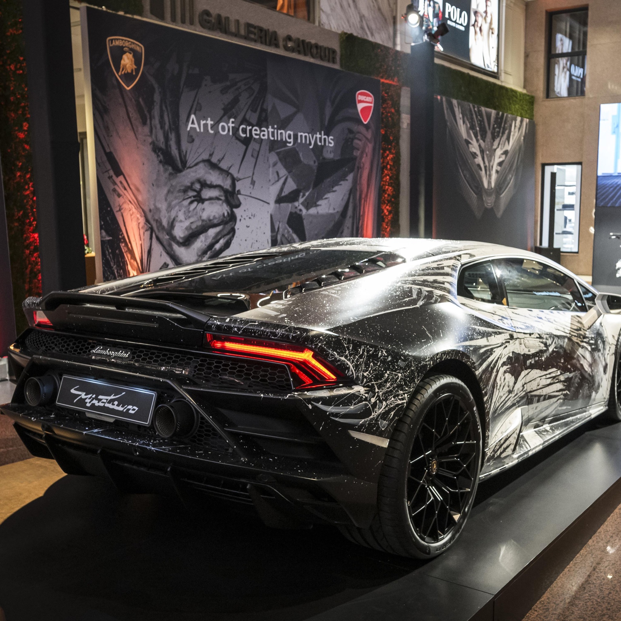 Művészi Lamborghini, amely két ököllel pusztít 1
