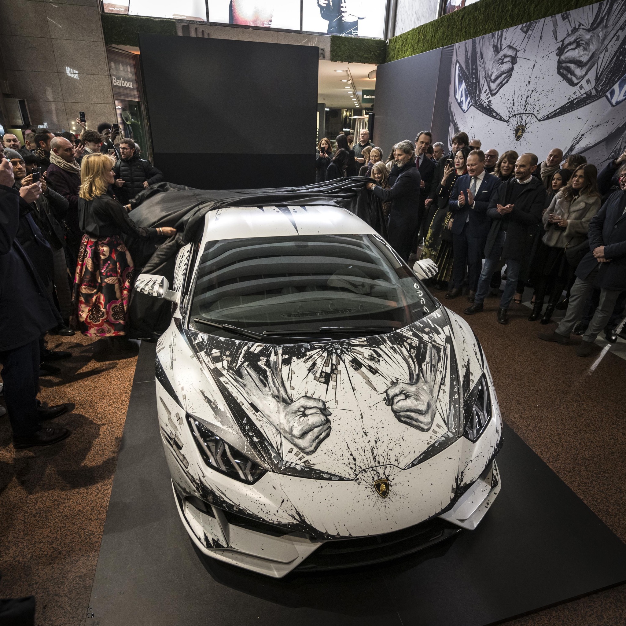 Művészi Lamborghini, amely két ököllel pusztít 2