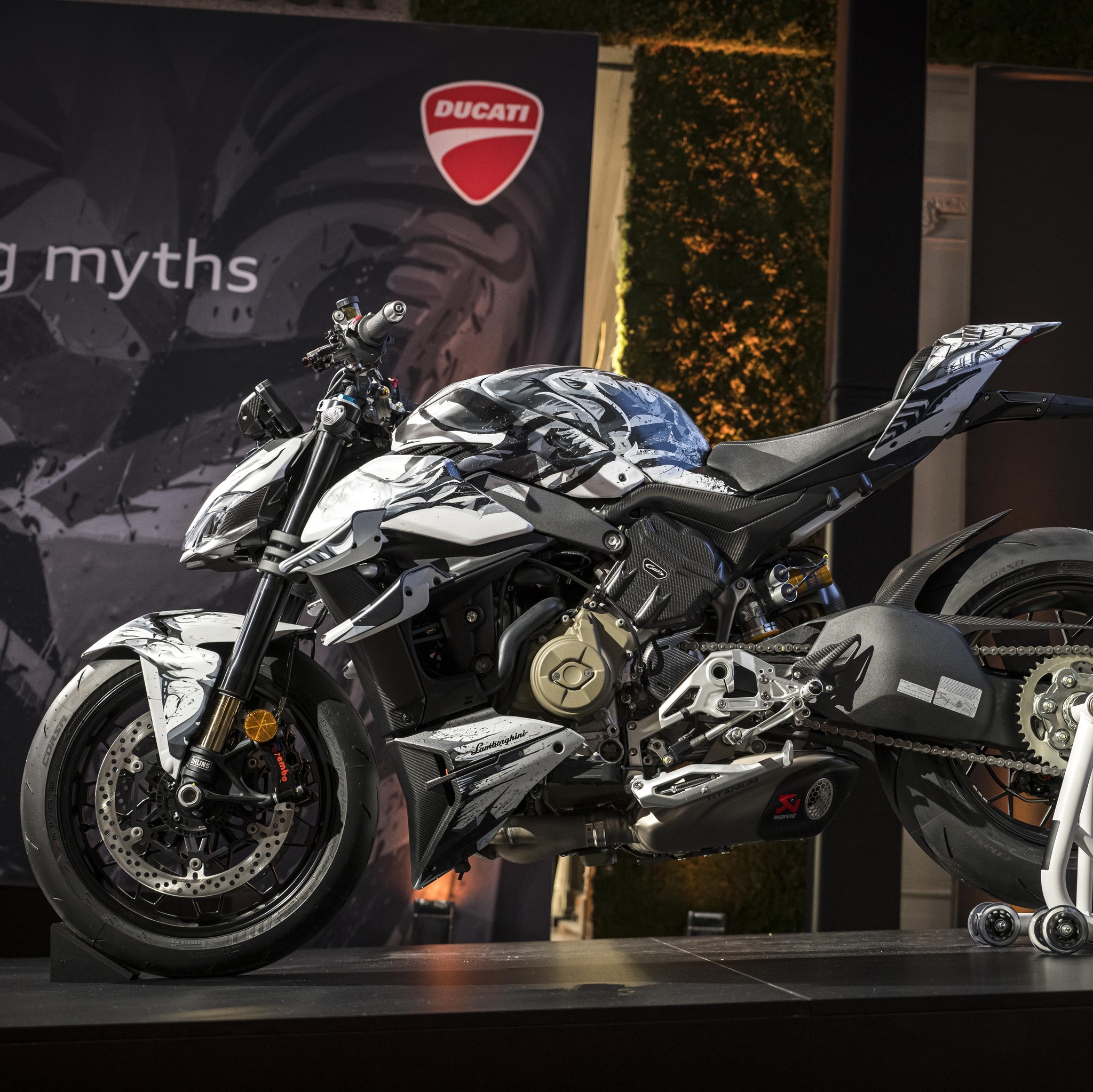 Művészi Lamborghini, amely két ököllel pusztít 7