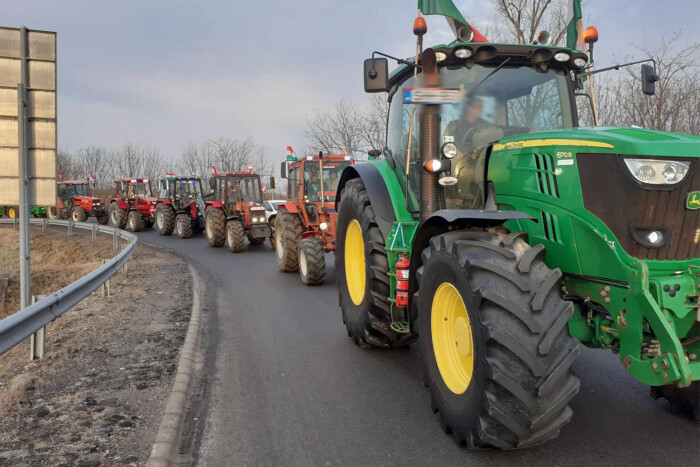 Nagy erőkkel megindultak a magyar gazdák a határ felé