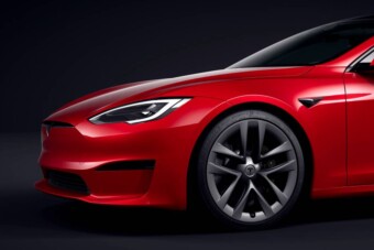 Zsúfolt kereskedésben padlózta a Teslát, csúnya vége lett