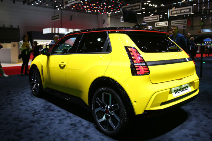 Imádni való kisautó tart Magyarországra 12