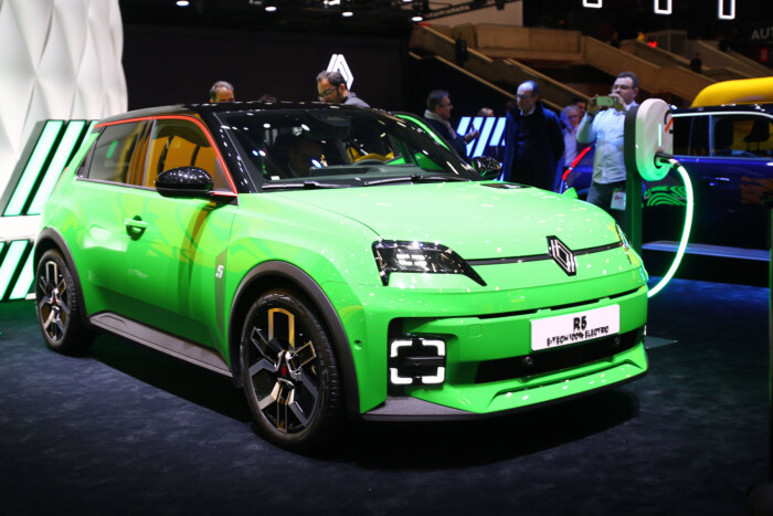 Imádni való kisautó tart Magyarországra 9