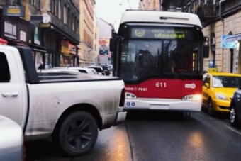 Csúnyán rájár a rúd erre a pesti trolijáratra