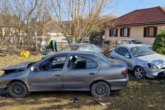 Autó száguldott egy kertbe a 87-es úton, minden ott álló kocsit összetört