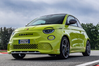 Új ketyegőt kapott a városi villanysportkocsi