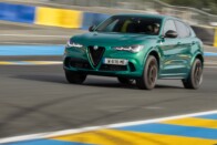 Kukába dobja V6-os sportmotorját az Alfa Romeo 28