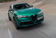 Kukába dobja V6-os sportmotorját az Alfa Romeo 30