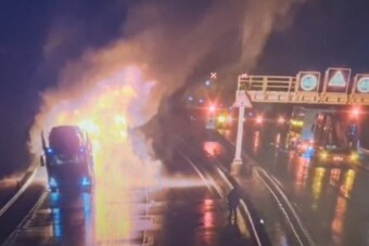 Kilométereken át vezette az égő kamiont, hőssé vált