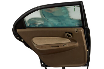 58 milliót adtak ezért a szakadt kocsiajtóért