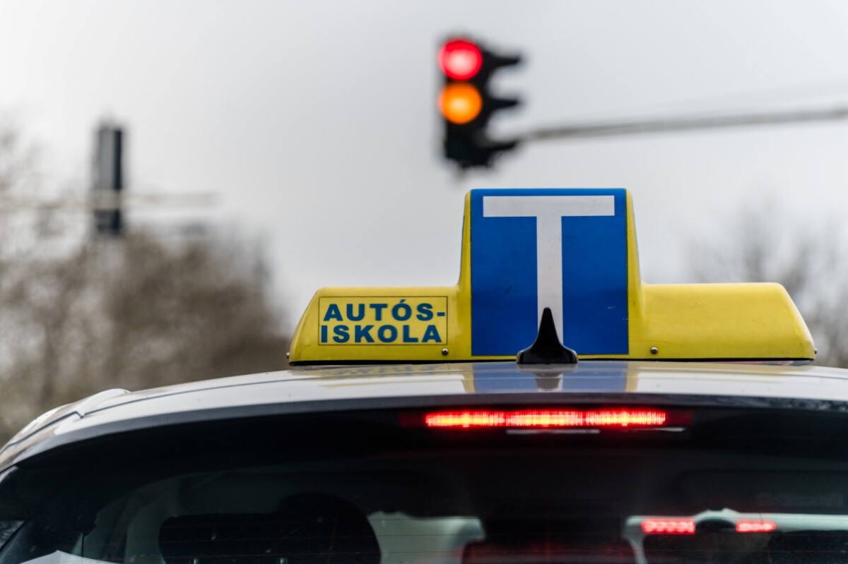 Itt a válasz, miért kerül a jogsi 500 ezer forintba Magyarországon