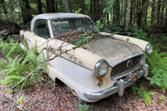 Elhagyatott kereskedést találtak, autók százaival eladó