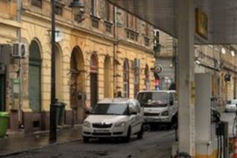 Fákat ültetnek egy budapesti benzinkút helyére