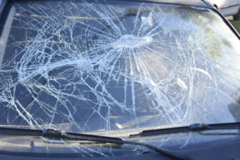 Pletykáltak róla, vasvillával állt bosszút egy autón