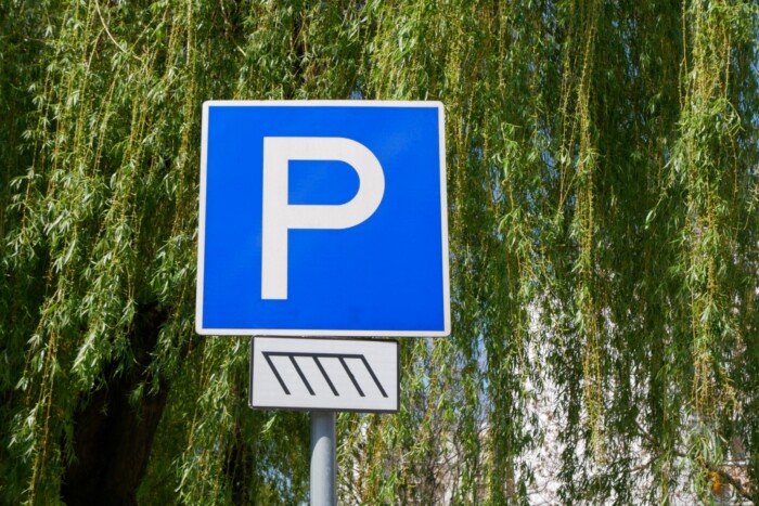 Házasságot ajánlanak a drága parkolás ellen Győrben