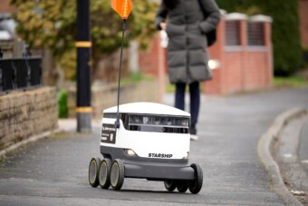Autónak ütközött egy robot, elmenekült