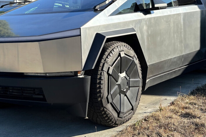A menő dísztárcsákkal megeszi saját kerekeit a Tesla Cybertruck