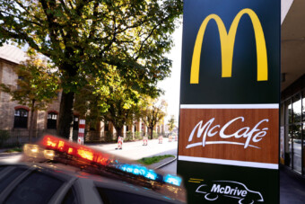 Rendőr vitte ki a mekis rendelést, de még ő is ledermedt, amikor ajtót nyitottak