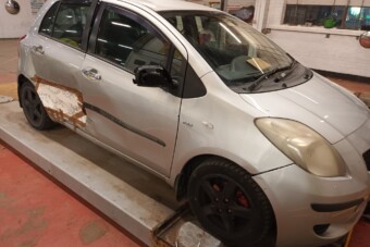 A rendőrök is lehidaltak amikor meglátták a tapétás autójavítást