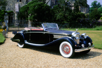 Autók helyett pólókat kínál a legendás márka