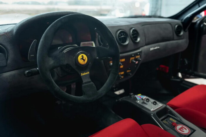 Ezt a Ferrarit te sem szeretnéd vezetni közúton, hiába van rendszáma 8