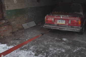 Élmény nézni, ahogy levakarják 14 év retkét az öreg BMW-ről