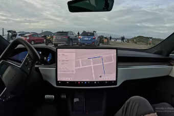 Bénázik, de egyre emberibben teszi ezt a Tesla önvezető rendszere