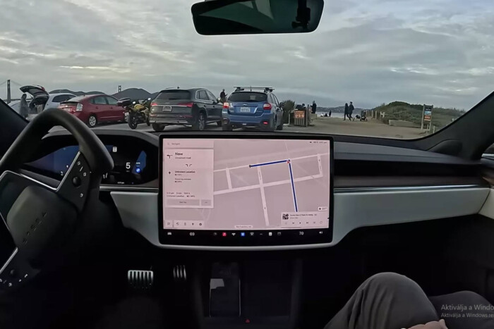 Bénázik, de egyre emberibben teszi ezt a Tesla önvezető rendszere