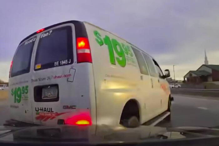 Kőkemény üldözés végén még a rendőrautó is borult