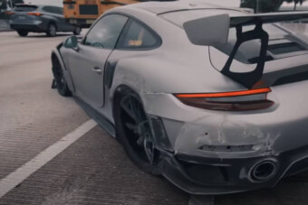 Pár szem eső és egy nagy gázadás elég a katasztrófához egy ilyen autóban