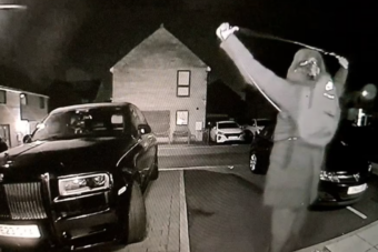 Fél perc alatt lopta el a 160 milliós autót, és hozzá sem ért