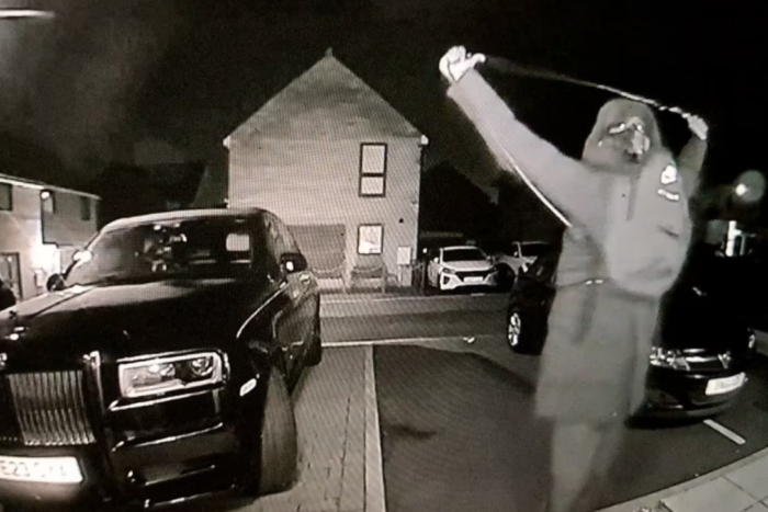 Fél perc alatt lopta el a 160 milliós autót, és hozzá sem ért