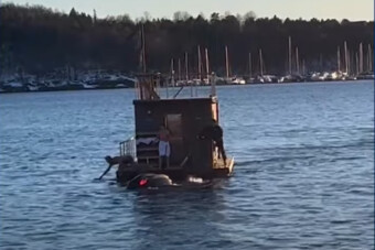 Úszó szauna mentette ki a fagyos vízbe esett autósokat