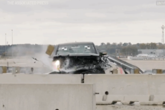 Így bánik el az elektromos pick-up a szalagkorláttal