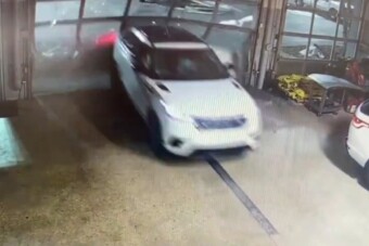 Kamaszok törtek be a szalonba, luxusautókkal távoztak