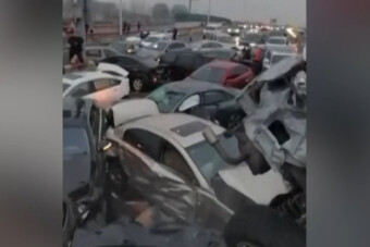 Több mint 100 autó csattant össze az autópályán