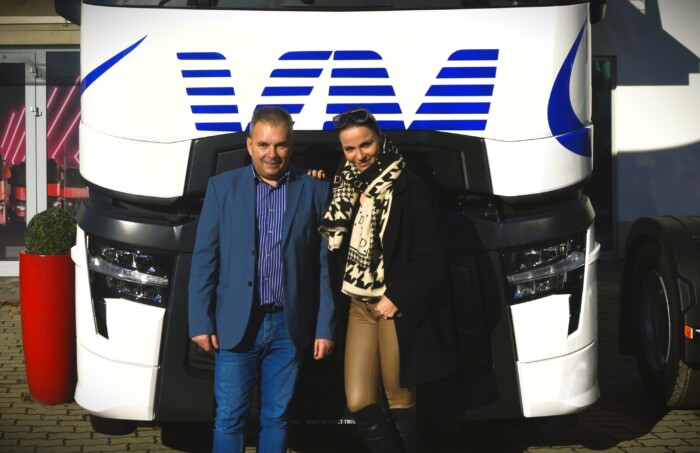 Kamionba ültettük hazánk egyik leghíresebb énekesnőjét 2