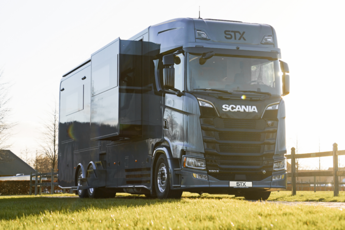 A V8 duruzsolását lehet élvezni ebben a lakókamionban