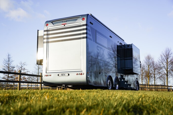 A V8 duruzsolását lehet élvezni ebben a lakókamionban 7