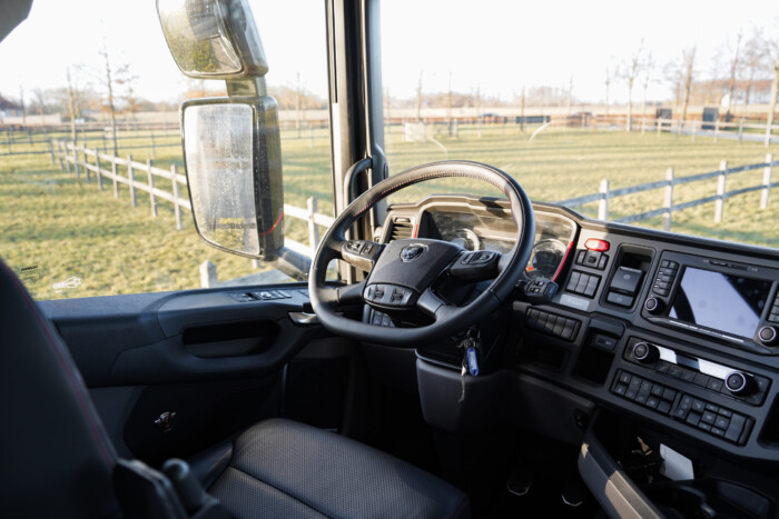 A V8 duruzsolását lehet élvezni ebben a lakókamionban 6