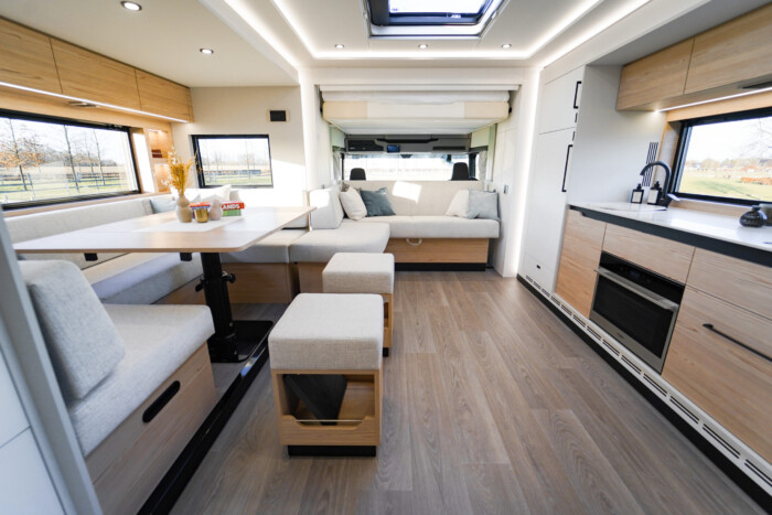 A V8 duruzsolását lehet élvezni ebben a lakókamionban 2