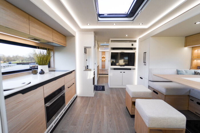 A V8 duruzsolását lehet élvezni ebben a lakókamionban 1