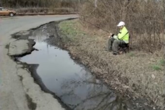 Horgásztak benne, akkora lett a kátyú Lőrincinél
