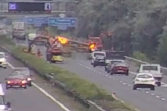 Fűnyíróba csattant egy autós az M3-ason