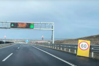 Így néz ki a szétszakadt M30-as, egy autós rámerészkedett