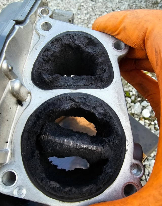 Alig futott, mégis brutális lerakódás keletkezett ebben a dízelmotorban 3